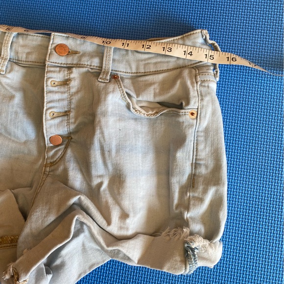 Target Stretchy! High Rise Denim Light Blue Jean Shorts Midi hi-rise size 8 29 - Picture 3 of 7